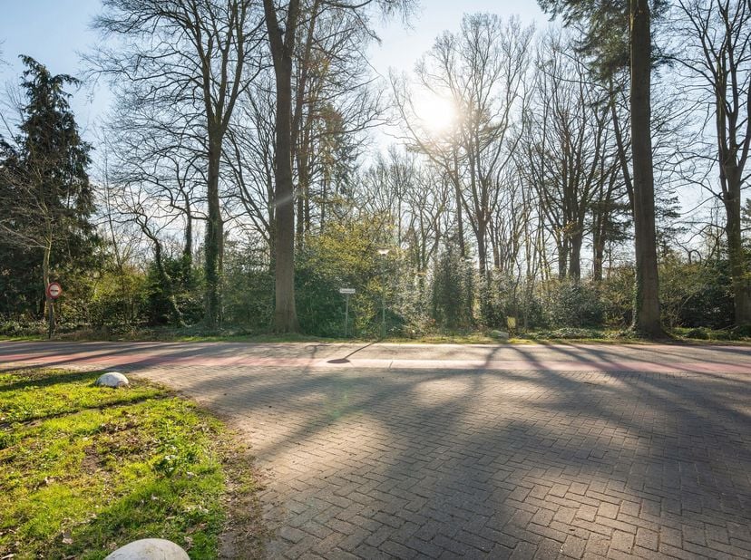 Gunstig gelegen bouwperceel van ca. 3.105m² met zuid-oost oriëntatie.&lt;br /&gt;
BOUWVOORSCHRIFTEN:&lt;br /&gt;
- Maximale bebouwde oppervlakte: 10% perceelsoppe