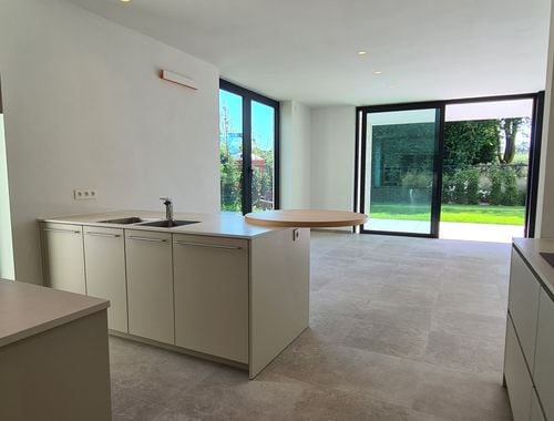                                         Gelijkvloers app. te huur in Hoeselt, € 1.500
