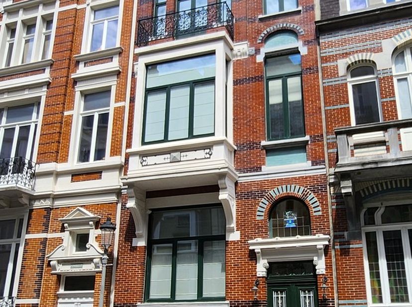 Deze karaktervolle, authentieke herenwoning is gelegen in het historische centrum van de Stad Oostende,de Belle Epoquewijk.  Dit unieke pand met histo