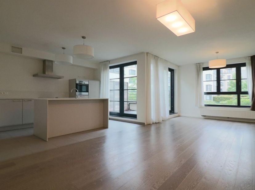 Superbe appartement neuf de 129m² habitables composé de :&lt;br /&gt;
- hall d&#039;entrée avec vestiaire et toilette&lt;br /&gt;
- 1 grand salon - salle à manger en p