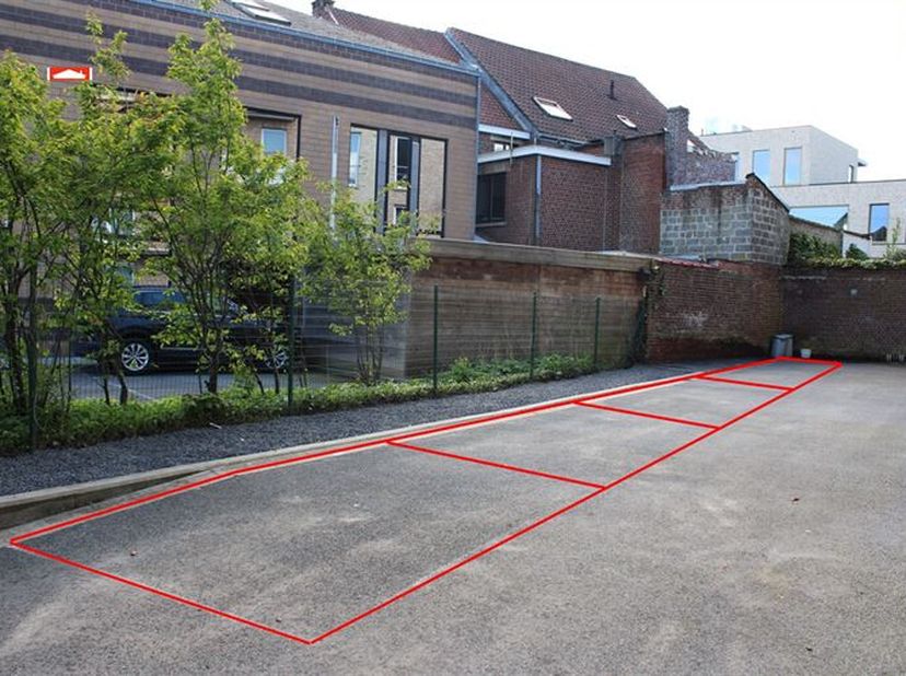 Cntraal gelegen autostaanplaatsen (3) op afgesloten parking. € 35,00/m/autostaanplaats.