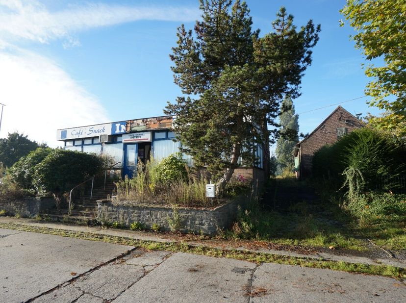 Ruime hoeve op perceel van 10500 m² te Rekkem. Top locatie, rechtstreeks toegankelijk via de autostrade!! Zeer groot perceel van 10500 m² met een bebo