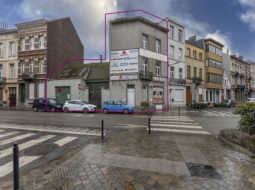 Deze prachtige projectgrond van 2a92ca is gelegen in een aangename woonwijk van Schaarbeek. In deze buurt zijn er reeds verschillende nieuwbouwproject