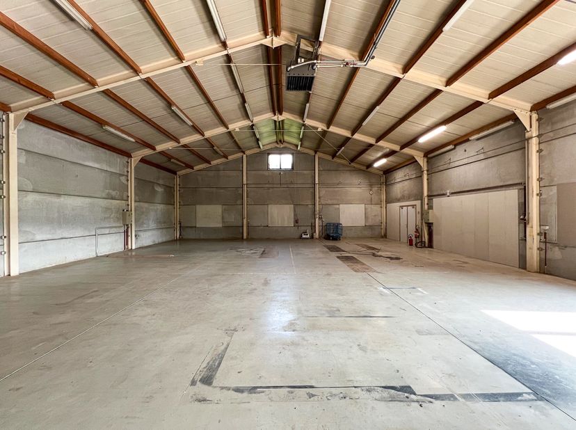 Bel espace atelier/entrepôt situé à 4km de la E19/E420 et 1km de la N27 dans la région de Feluy entre Seneffe et Nivelles. L&#039;espace total de 420m² se