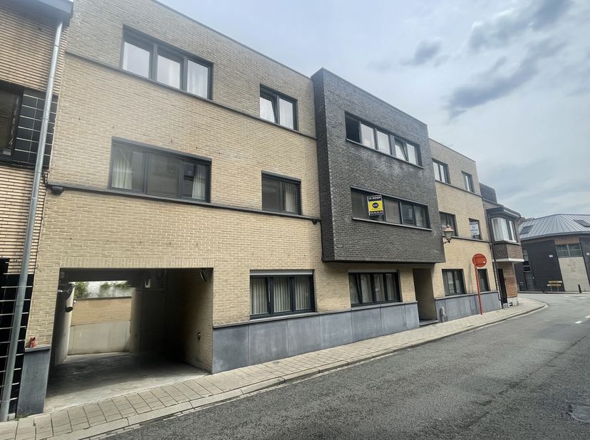 Instapklaar appartement met centrale ligging!&lt;br /&gt;
Het appartement is bestaande uit een inkomhal, woonkamer, keuken met eethoek, badkamer, twee slaap