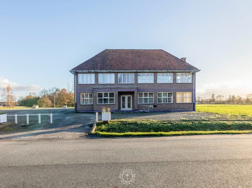 Bent u op zoek naar een veelzijdige ruimte voor uw commerciële activiteiten, kantoor, of groepspraktijk? Deze gelijkvloerse ruimte van 256 m² biedt ta