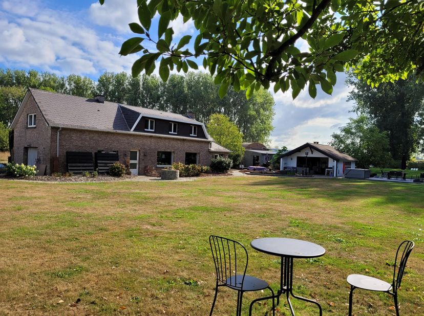 Iedere dag thuiskomen in een landelijke villa (doch binnenin modern) naast een natuurgebied ? Gelijkvloers volledig gerenoveerd (industriële look) in
