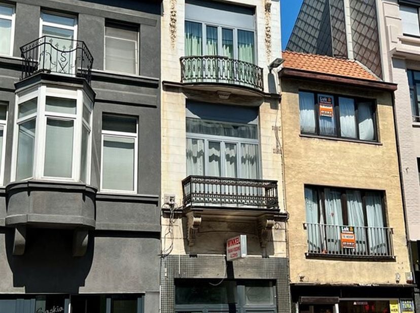Geniet van het bruisende stadsleven in het hart van Oostende met deze charmante woning. &lt;br /&gt;
Dit pand is ideaal gelegen in het begin van de Nieuwpoo
