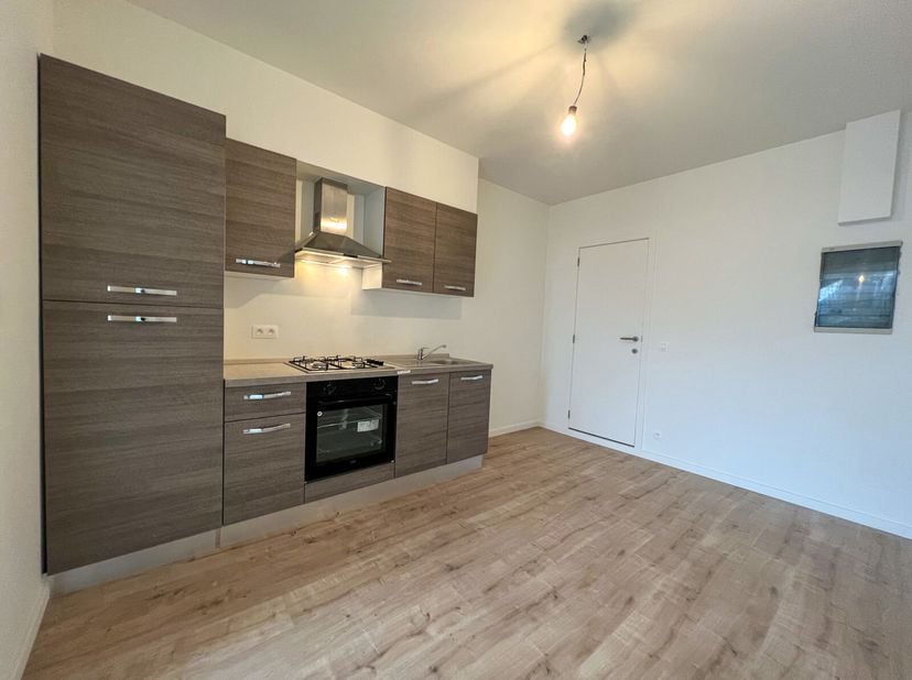 Voor meer informatie of een bezoek, contacteer Michiel Debruyne op 0490/45 16 99.&lt;br /&gt;
Gelegen op het gelijkvloers van een kleinschalige residentie,