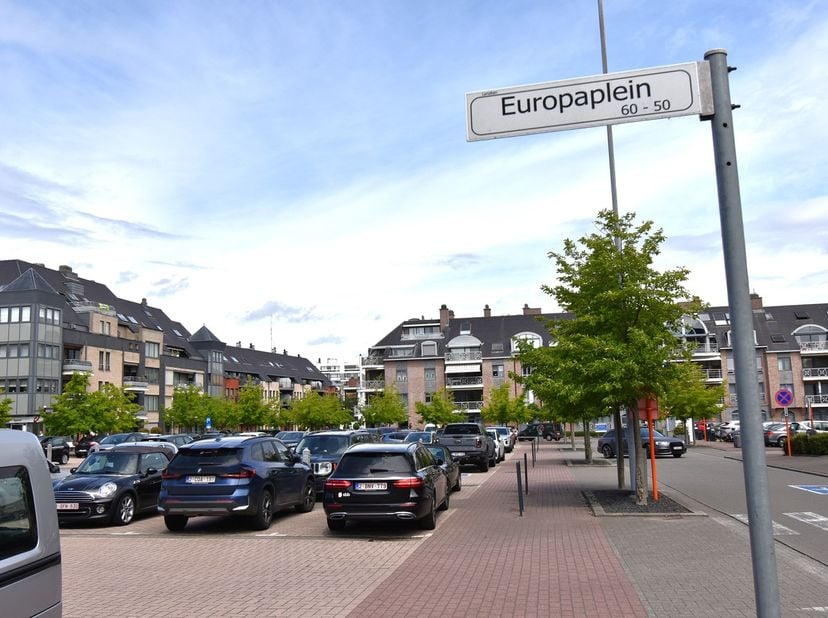 Dit appartement in het centrum va Lanaken, aan het Europaplein, is gelegen op de 2de verdieping van residentie Beethoven. &lt;br /&gt;
Er is een lift in het