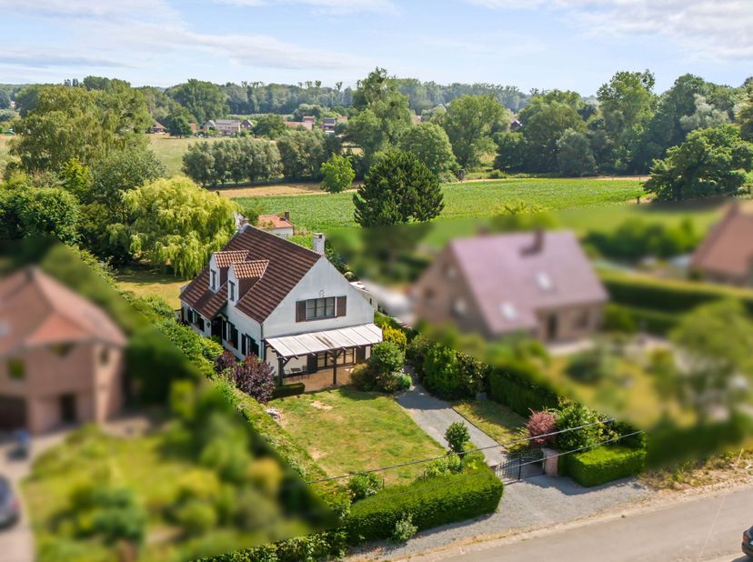 À la frontière de Hérinne et Coquiane, nichée dans un écrin de verdure, découvrez cette charmante maison bénéficiant dun magnifique jardin naturel pay