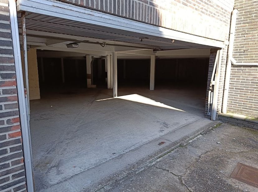 Afgesloten garage box te koop in Koksijde!&lt;br /&gt;
L: 5.38m&lt;br /&gt;
H: 1.88m&lt;br /&gt;
B: 2.54m