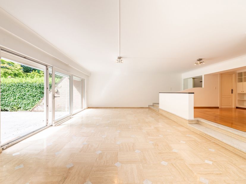 UCCLE. APPARTEMENT-VILLA. En intérieur d&#039;îlot, sublime rez-de-chaussée dans une résidence de standing à l&#039;abri des regards. Ce duplex se compose d&#039;un