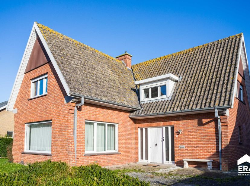 Charmante instapklare woning met 4 slaapkamers en garage te huur in Boezinge Deze aantrekkelijke woning, gelegen in het groene hart van Boezinge, is d