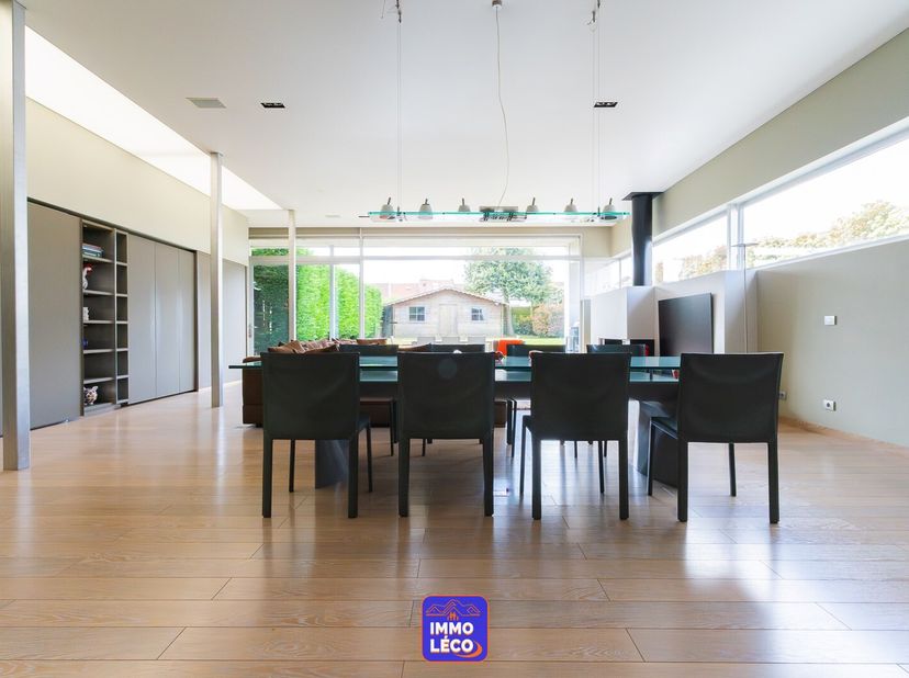 Idéalement située en plein cur du centre-ville, cette maison de style loft séduit immédiatement par ses volumes généreux dont une surface habitable de