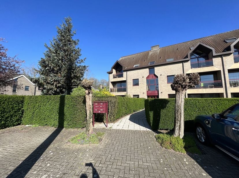 Aan het station van De Pinte, op wandelafstand van het centrum, vinden we dit ruime appartement. Het appartement werd opgefrist met een nieuwe badkame