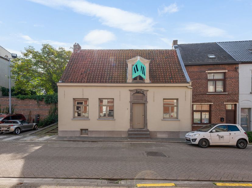 Deze charmante woning heeft een fantastische ligging in Sint-Amands, vlakbij de oevers van de Schelde. Laten we je een snelle rondleiding geven:Op de