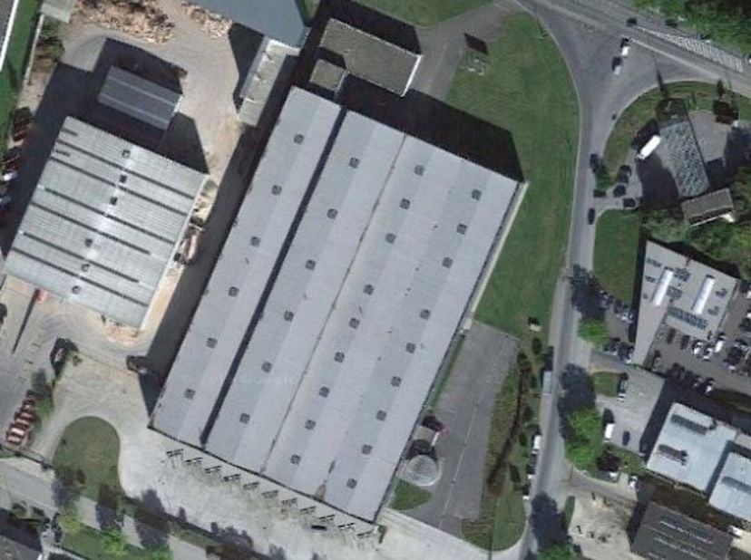 À louer : Bâtiment semi-industriel rénové, comprenant +/- 3.567 m² dentrepôt avec une hauteur de 10,50 m, 5 quais de déchargement, une porte sectionne