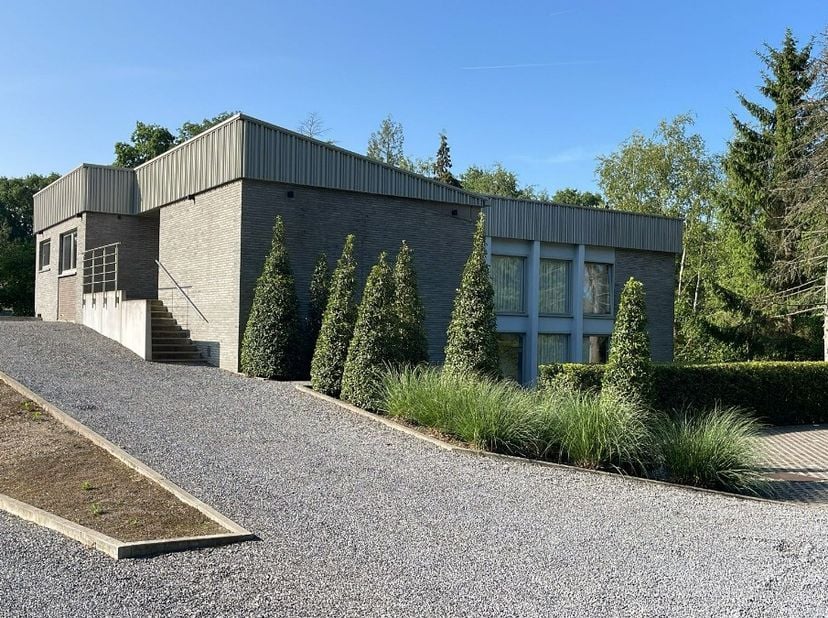 Dit handelspand kent een uitstekende ligging tussen Hasselt en Genk.Voor meer info ga naar https://www.era.be/nl/te-huur/hasselt/handelspand/ruim-hand