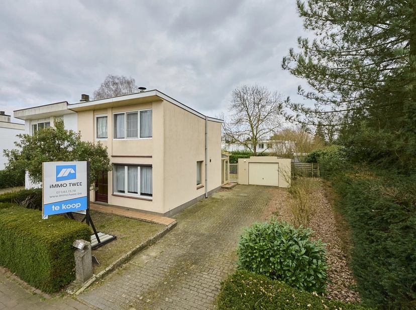 Deze halfopen bebouwing is gunstig gelegen nabij het centrum, maar toch in een rustige woonwijk.&lt;br /&gt;
De woning heeft volgende indeling:&lt;br /&gt;
Gelijk