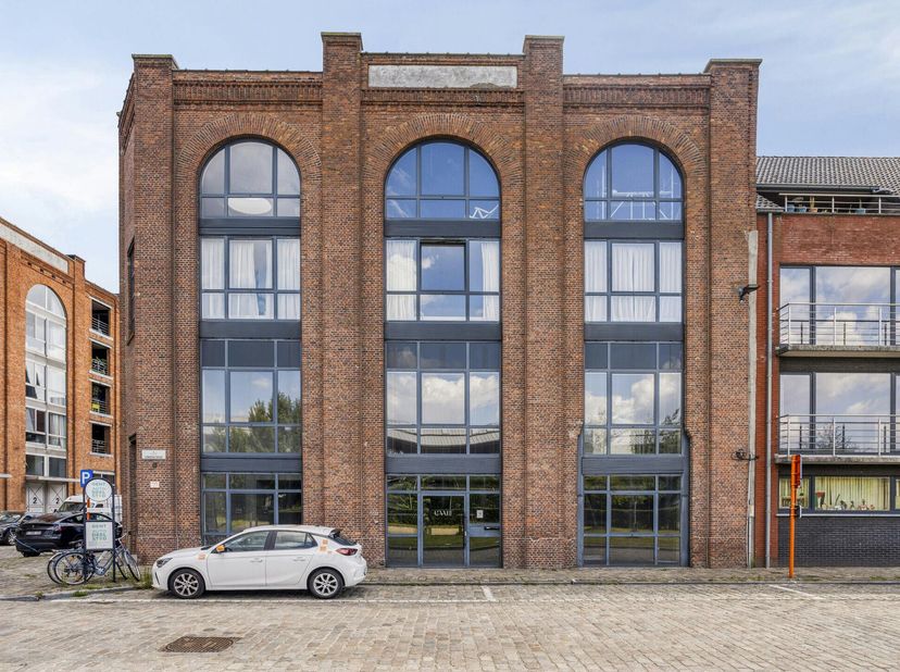 Dit stijlvolle kantoor te huur vindt u op een rustige en goed bereikbare locatie nabij de haven van Gent. Het pand is verdeeld over twee verdiepingen