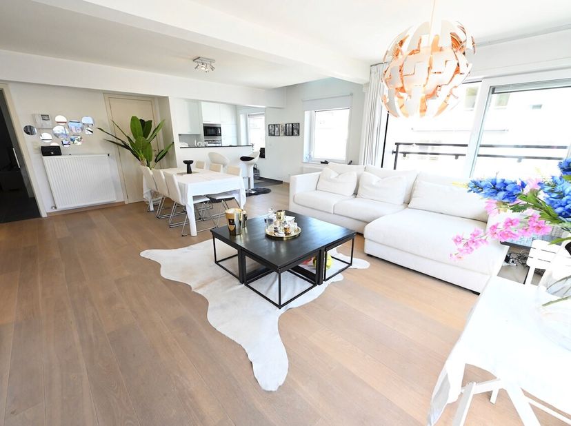NON MEUBLÉ - Appartement en duplex au centre de Knokke-Heist avec 2 chambres à coucher.&lt;br /&gt;
Disposition : hall d&#039;entrée, toilettes pour invités, déb
