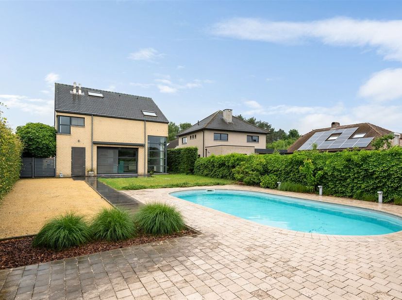 Instapklare,vrijstaande woning te Geel - Bel met ruime kelder van ca. 160m².&lt;br /&gt;
- Akte termijn notaris binnen 2 maand, vrij bij akte&lt;br /&gt;
- Gunsti
