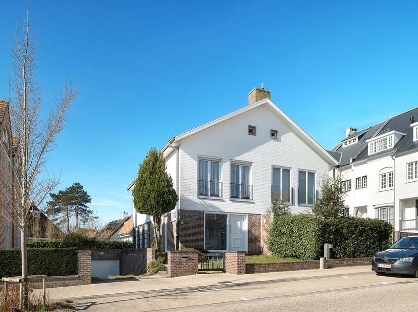 Cette villa jumelée datant de 1963 bénéficie d’un emplacement privilégié à Duinbergen, à proximité immédiate de la charmante chapelle et à quelques pa