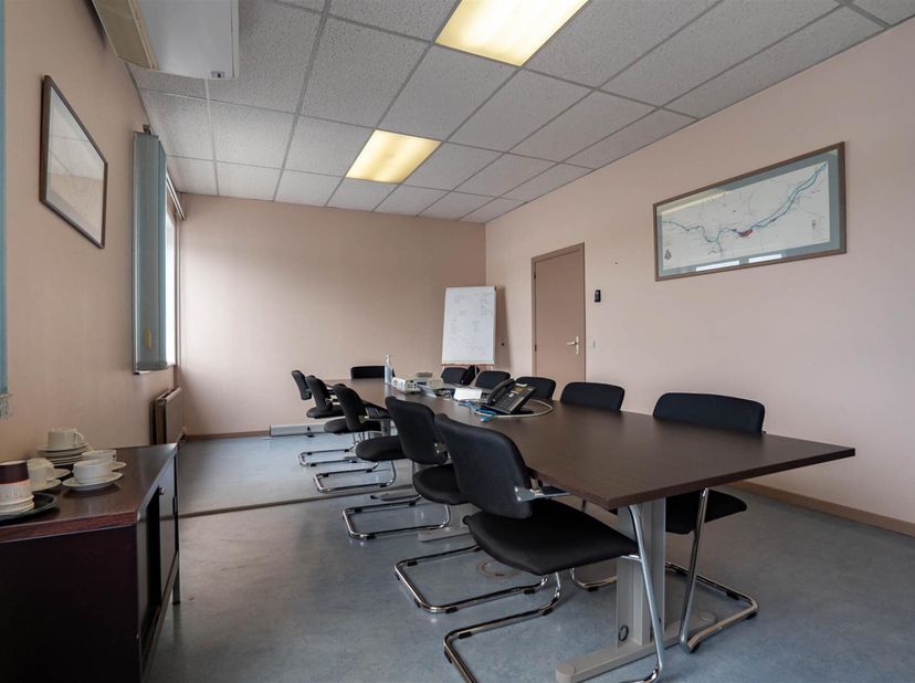 A LOUER A PARTIR DE 600 euro. Ensemble de 9 bureaux modulables situés au 1er étage du bâtiment de la SOMEF situé dans le zoning industriel de l&#039;Ile Mo