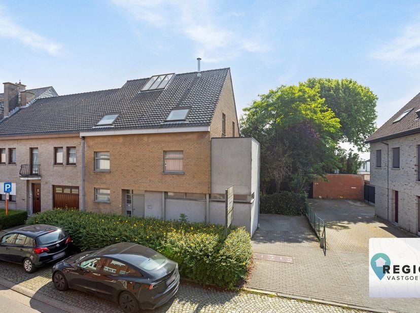Deze ruime eigendom met bouwjaar 1989 biedt een doordachte indeling waar woon werk - samenkomt - doch zijn eigen plek ruimte heeft.  &lt;br /&gt;
Dit In com