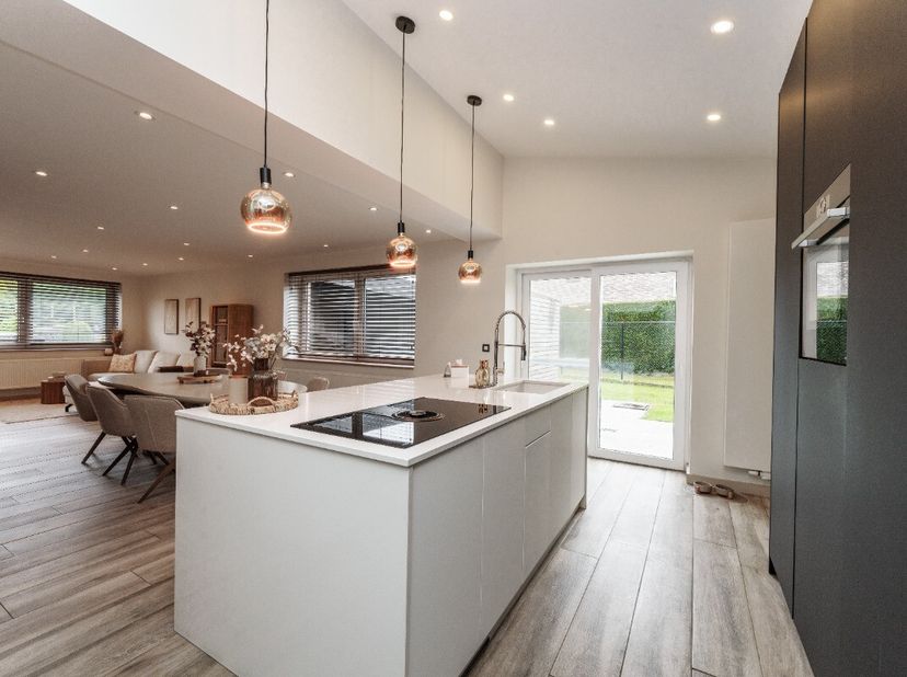 Instapklare, gerenoveerde woning met zuidwest gerichte tuin te Zonhoven! Gerenoveerde woning te koop in Zonhoven Deze instapklare woning, gelegen op e