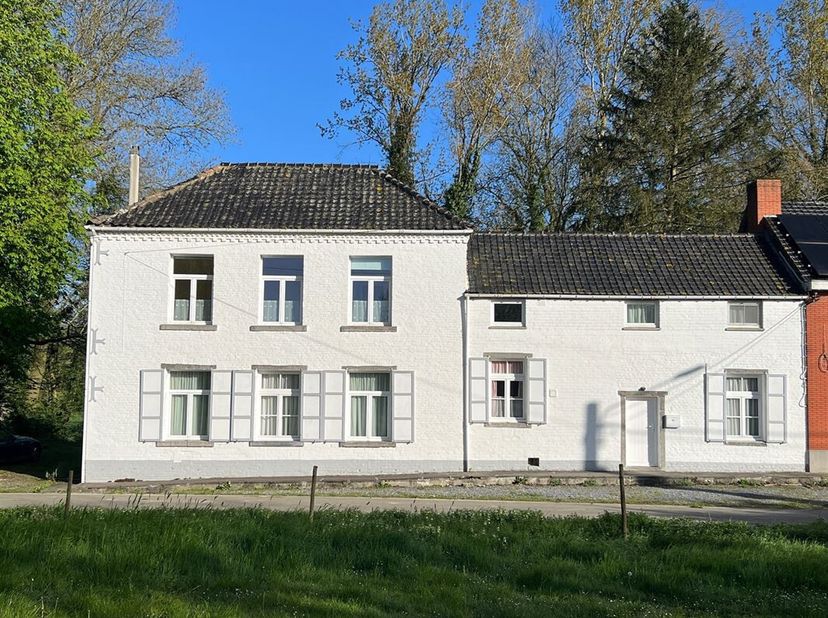 Ancienne bibliothèque transformée lumineuse et grande maison dans le charmant village de Louvignies.&lt;br /&gt;
Alliance de matériaux anciens et modernes,