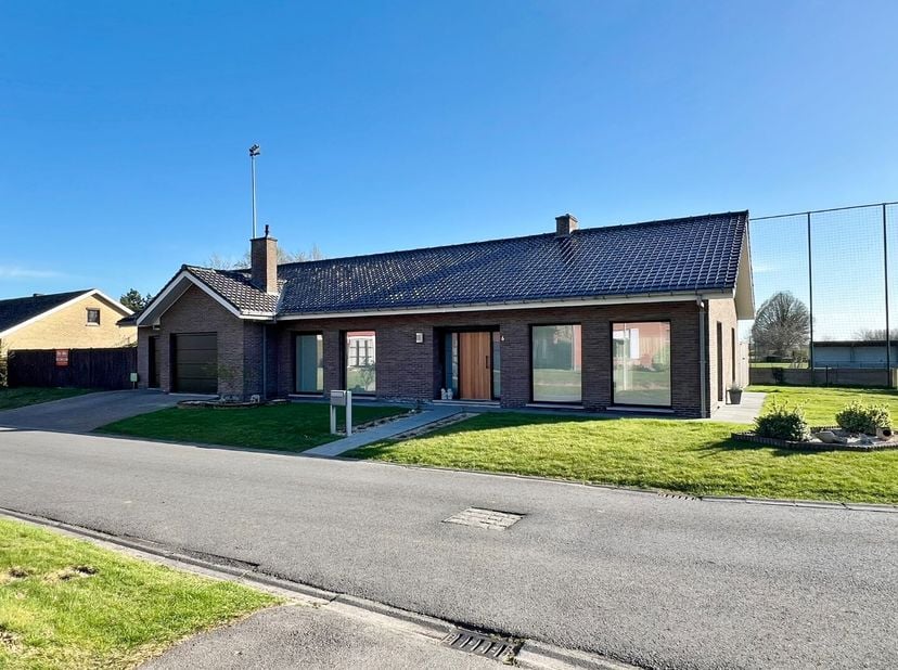 Deze recent gerenoveerde woning is zeer rustig gelegen in een doodlopende straat en omvat een gelijkvloerse verdieping met inkom, gastentoilet, ruime