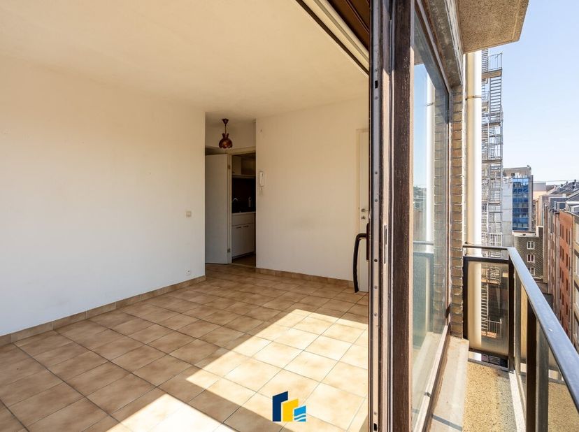 Dit goed ingedeelde 1-slaapkamerappartement op de 7de verdieping van een uitstekend onderhouden residentie uit de jaren &#039;80 biedt de perfecte balans t