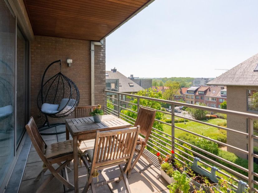 Cet appartement lumineux et bien agencé denviron 134 m² séduit par ses volumes généreux, ses équipements de qualité et son emplacement privilégié. Il