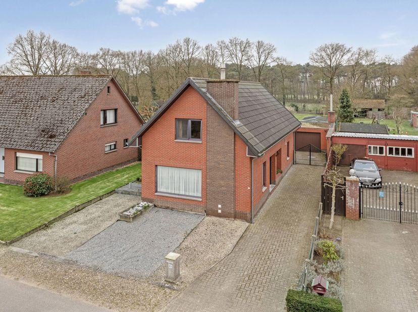 Vrijstaand woonhuis met 3 slaapkamers.&lt;br /&gt;
Gelegen op een fraai perceel van 9a62ca, langs een doorgaande weg met een vlotte verbinding naar Bocholt,