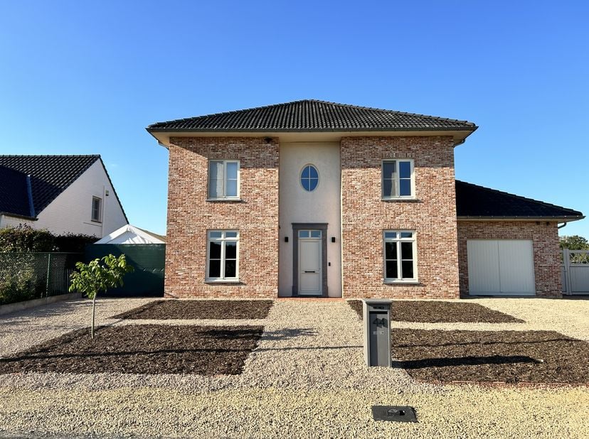 Welkom in de Hermesstraat 44. Deze prachtige woning met alle modern comfort aanwezig. Via de ruime open inkomhal met trap in natuursteen , gastentoile