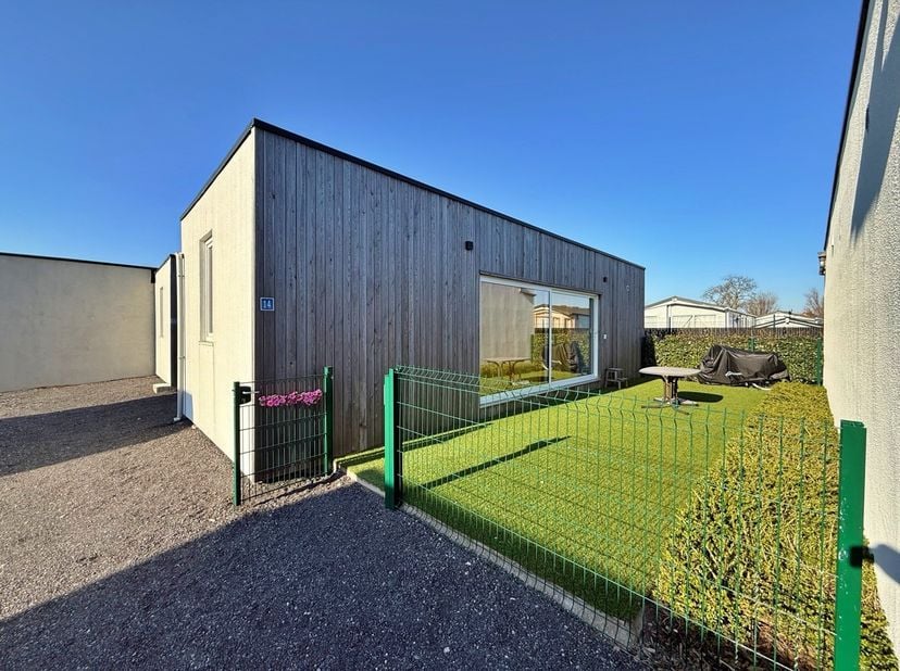 Vakantiewoning met 2 slaapkamers, 2 badkamers, volwaardige keuken, berging, parkeerplaats + onderhoudsvriendelijke terras.&lt;br /&gt;
Uitmuntende isolatiew