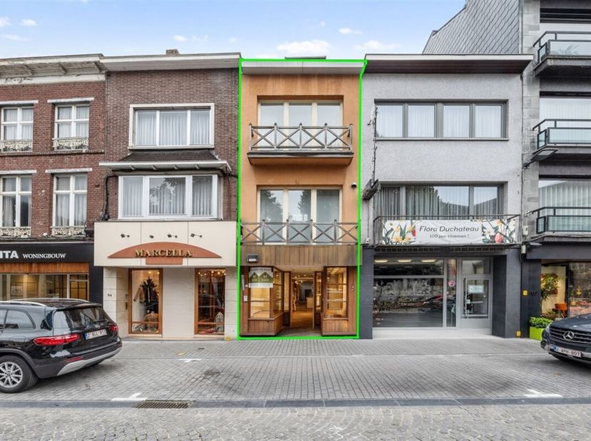 KNAP HANDELSPAND MET EEN APART VERHUURD APPARTEMENT IN HET CENTRUM VAN SINT-TRUIDEN &lt;br /&gt;
Vooraan in de Stapelstraat, veruit de bekendste winkelstraa