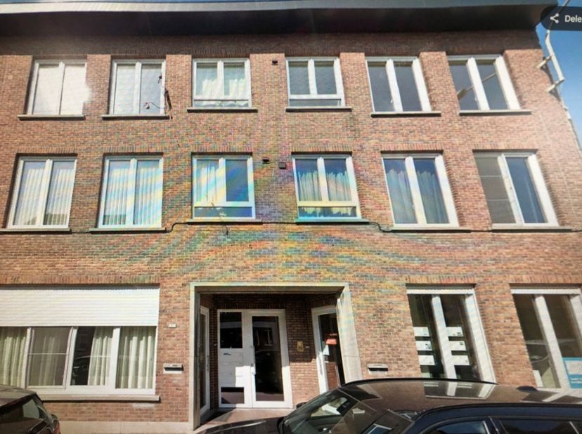 Ruim appartement op het 2e verdiep met lift en gezamenlijke kelder.&lt;br /&gt;
Via de lift of trap komt men in de inkomhal.&lt;br /&gt;
Het appartement beschikt
