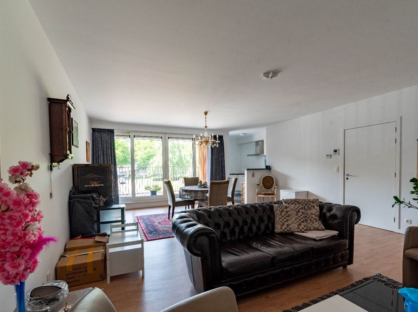 Dit moderne appartement met terras beschikt over een ruime leef- en eetruimte met een open keuken. De keuken is volledig geïnstalleerd met toestellen