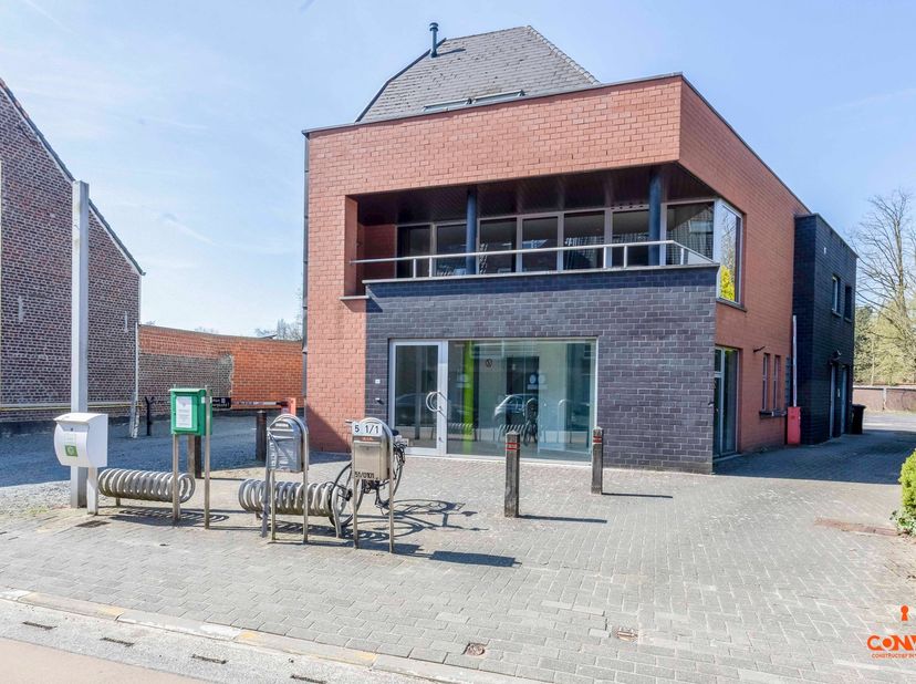 Deze eigendom is gelegen nabij het centrum van Heusden op een ruim perceel van maar liefst 1.006m² bestaande uit: een kantoorruimte, een duplex appart