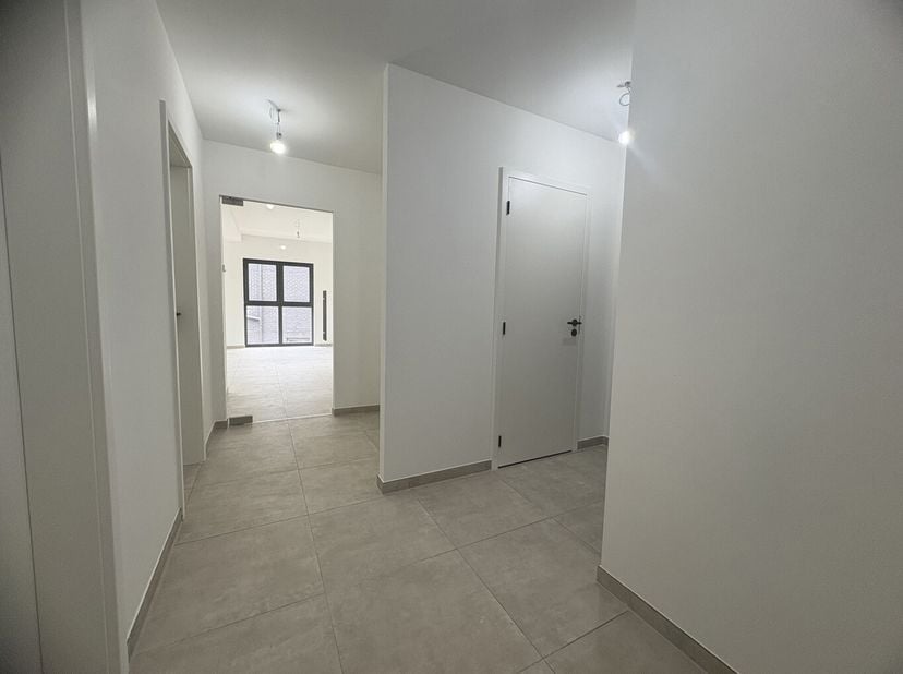 Découvrez cet appartement lumineux de 2 chambres dans le cadre verdoyant du projet Â Aux Portes de Chimay Â, situé à proximité immédiate de la place d