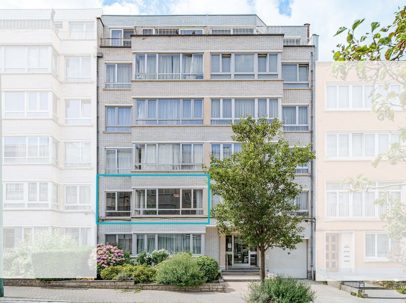 We Invest a le plaisir de vous proposer à la vente ce charmant appartement idéalement situé à quelques pas du Château du Karreveld et de son magnifiqu