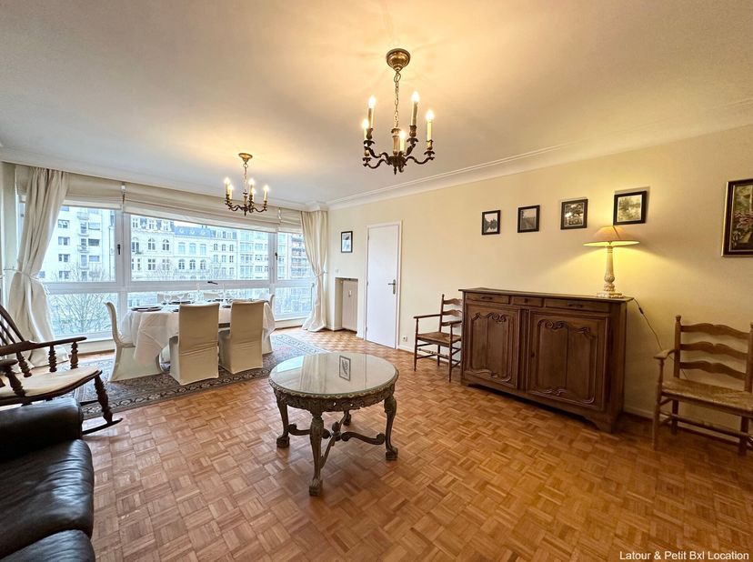 WOLUWE-SAINT-PIERRE, à proximité du square Montgomery. Lumineux APPARTEMENT (2ch/1sdb) meublé de 102m² avec garage. Situé au 3ème étage, il se compose