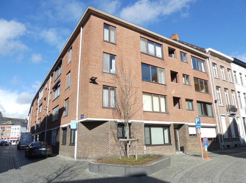 Mooi en volledig vernieuwd appartement op het GLVL. In het centrum nabij Veemarkt. Op 50 m van de bussen, op 250m van Station Nekkerspoel. Winkels op