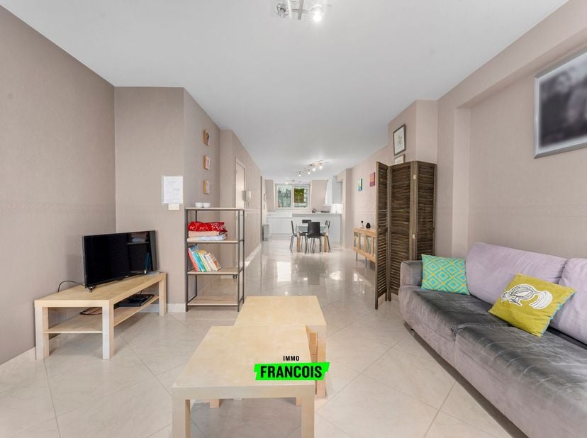 Bienvenue dans ce magnifique appartement en duplex de 122m² situé au 383 Duinenweg, Middelkerke. Cette résidence spacieuse et lumineuse offre 3 chambr