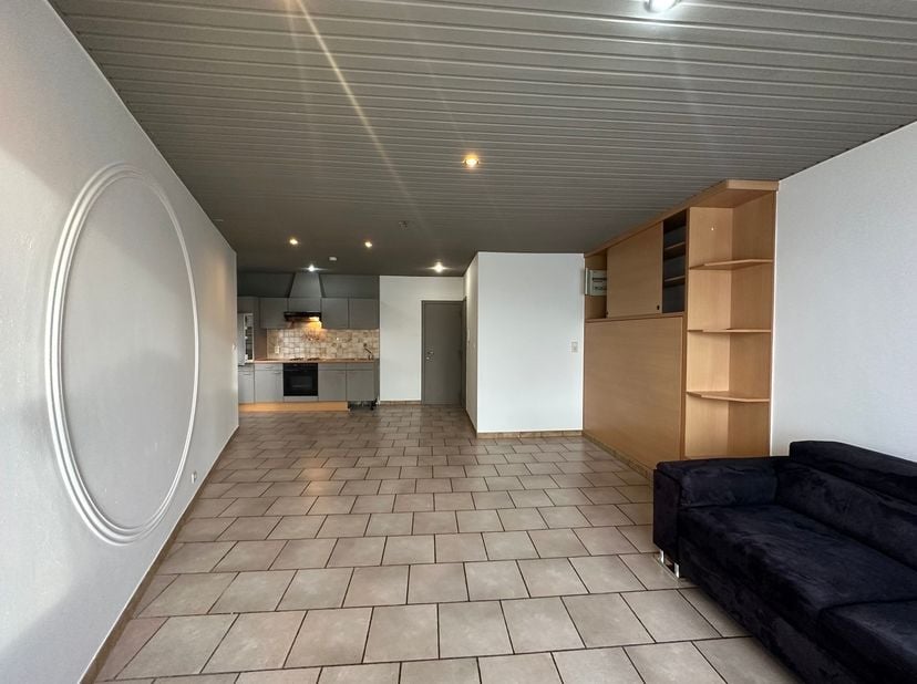 Welkom in deze ruime studio te huur, gelegen in een rustige residentie op de eerste verdieping in het mooie Bredene. Deze studio biedt een comfortabel