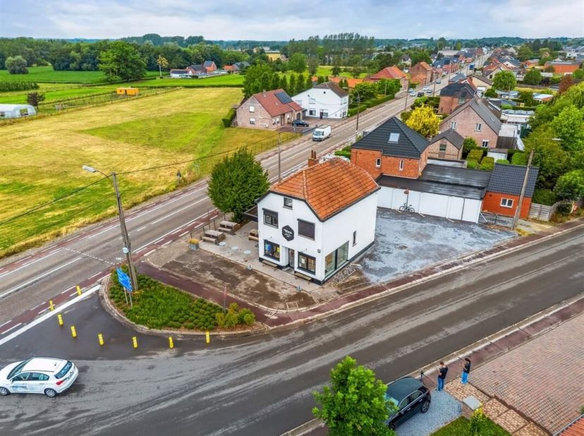 Ben jij opzoek naar een goed gelegen handelspand met woonst vlakbij het centrum van Nieuwerkerken? Dan is dit pand op de Diestersteenweg jouw kans! &lt;b