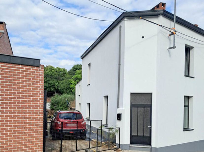 Située dans un quartier calme de Jumet, cette agréable maison 3 façades offre un cadre de vie idéal pour une famille ou un couple en quête de tranquil